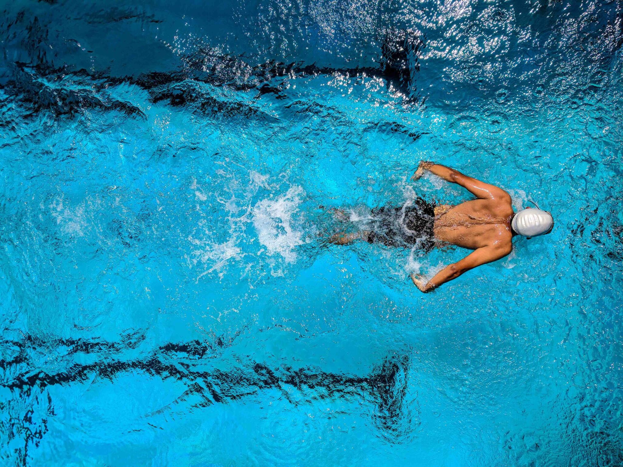 person-swimming-on-body-of-water-863988kicsi