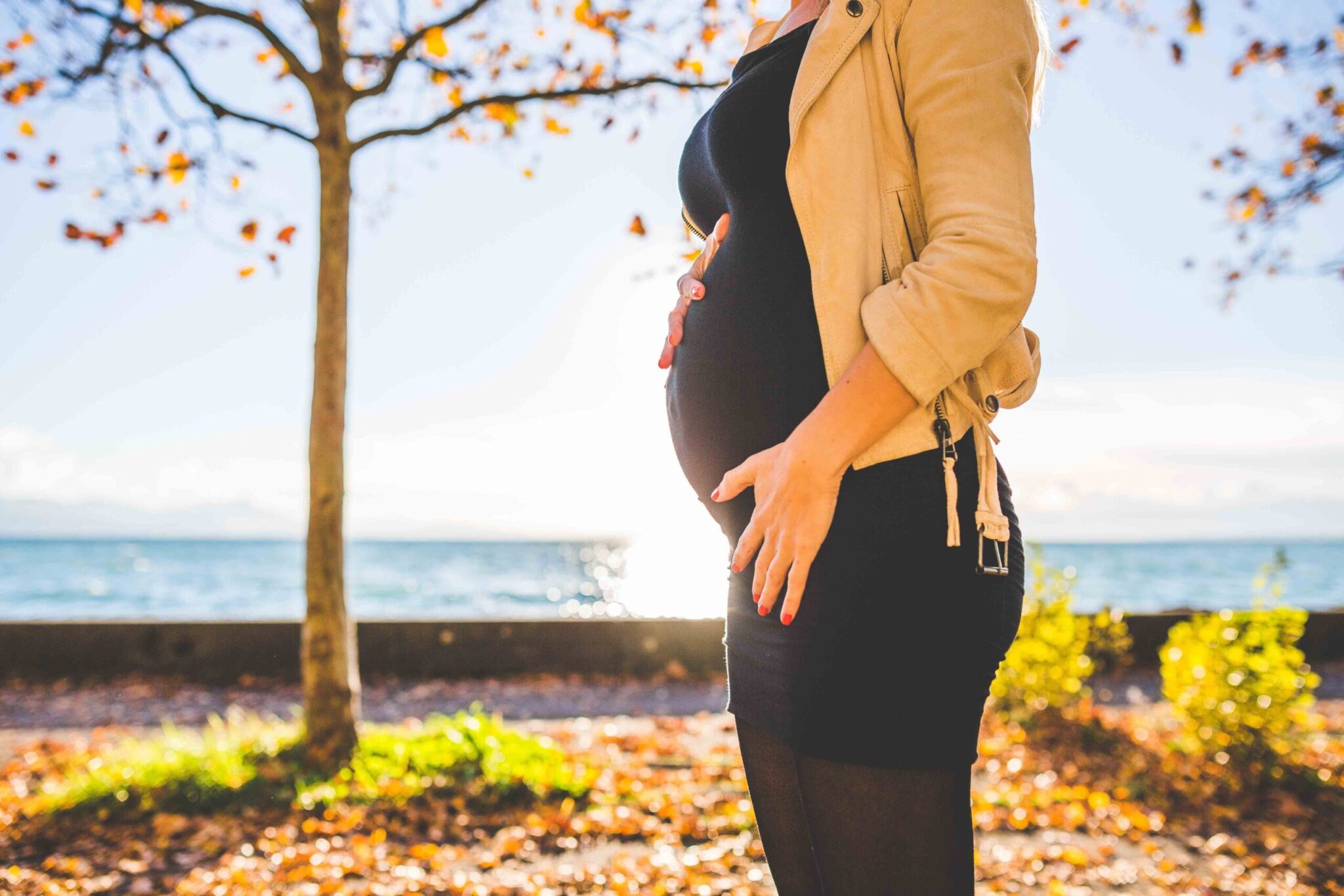 pregnant-woman-wearing-beige-long-sleeve-shirt-standing-near-132730kicsi